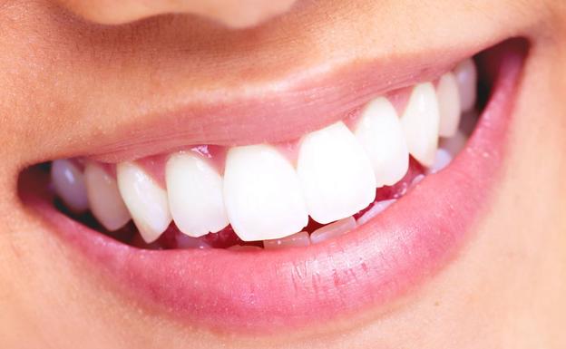 Recetas caseras para blanquear los dientes postizos